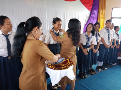 PEMBAGIAN AMPLOP KELULUSAN 